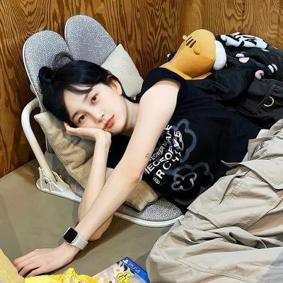 穿一只红鞋的男人